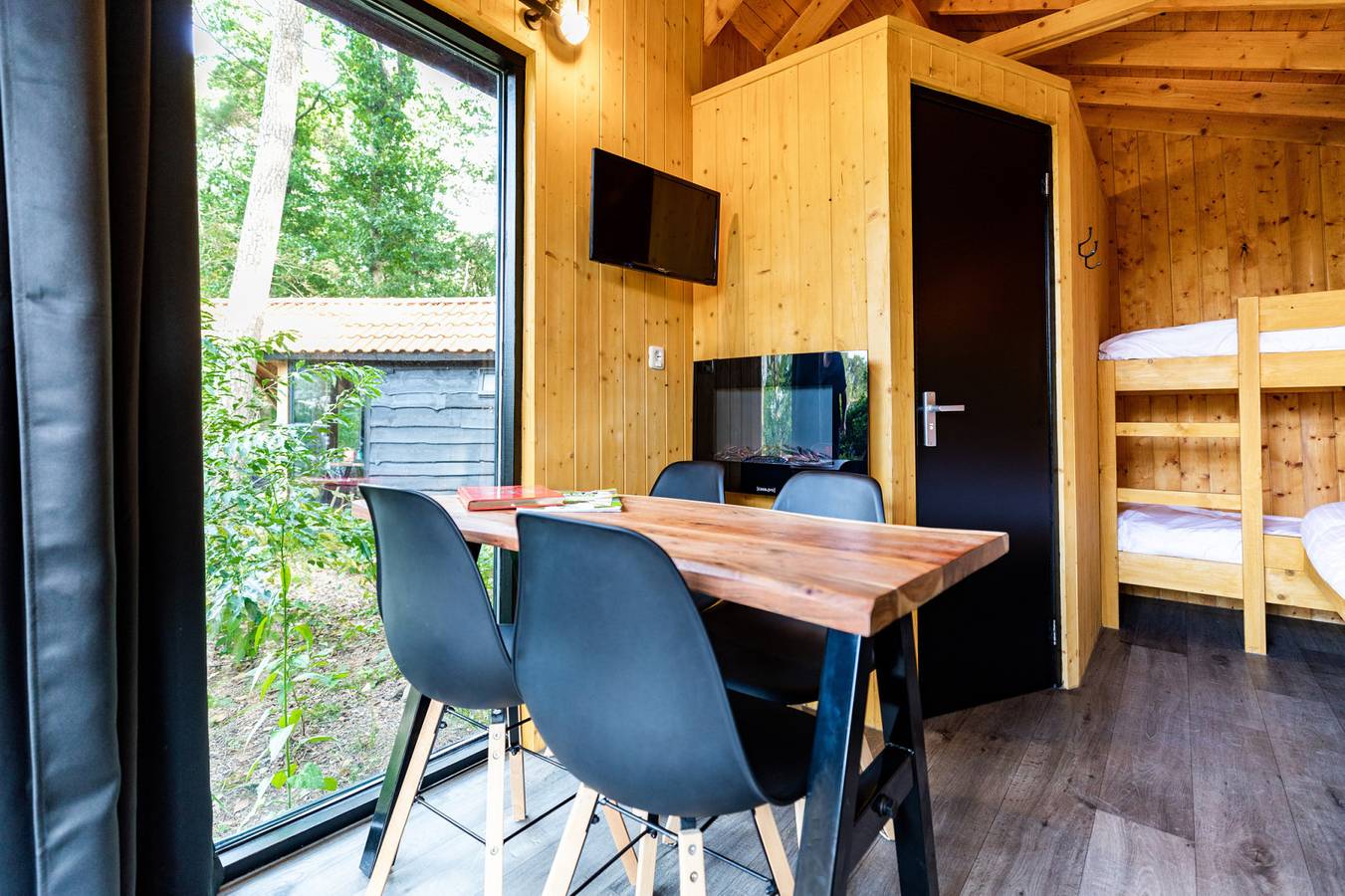 Gemütliches Tiny House für 4 Personen mit Veranda am Waldrand im Familienpark in Drenthe. in Drenthe