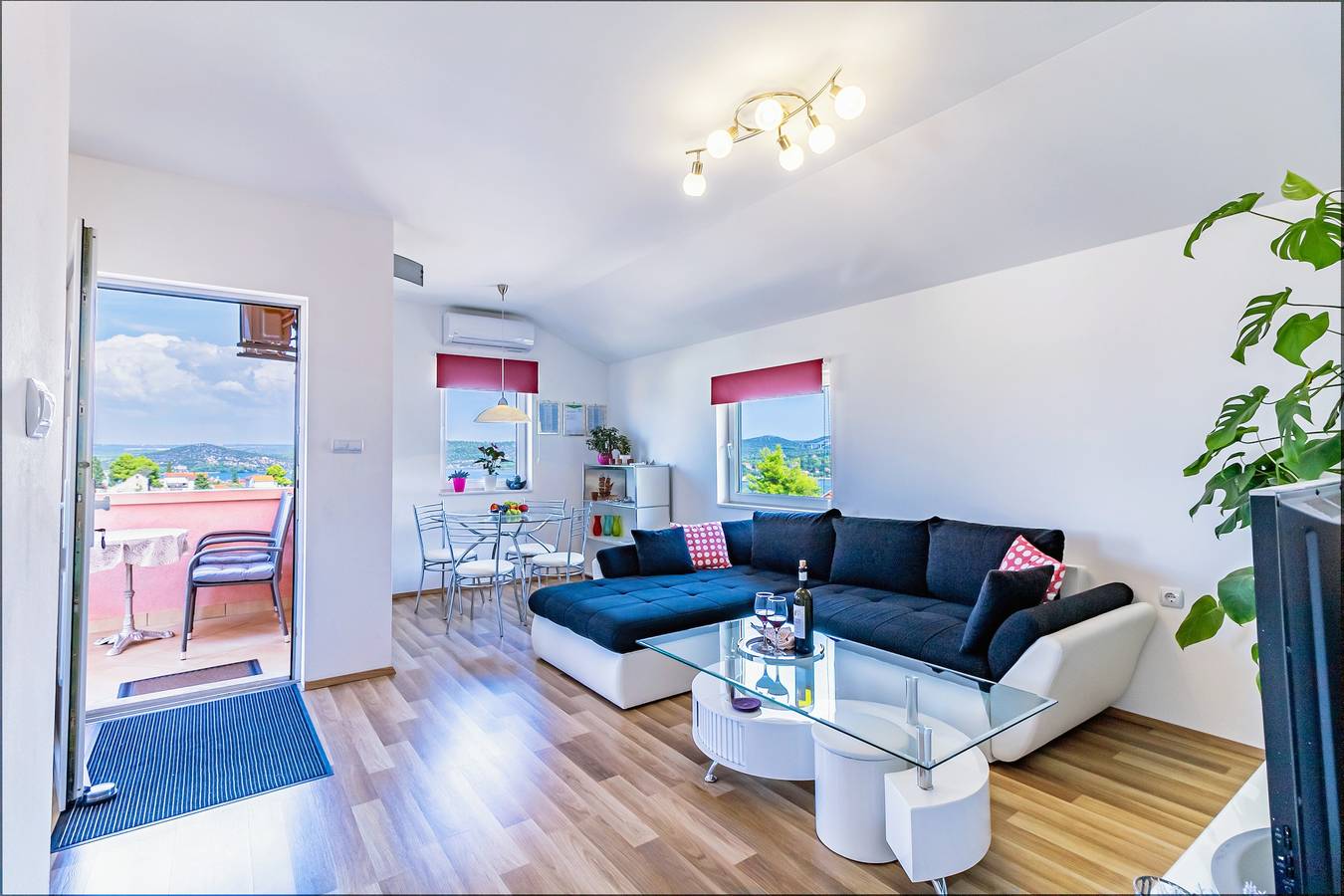 Ganze Wohnung, 2-Zimmer-Ferienwohnung mit Balkon und Meerblick Bilice, Krka A-13545-a in Bilice, Šibenik-Knin