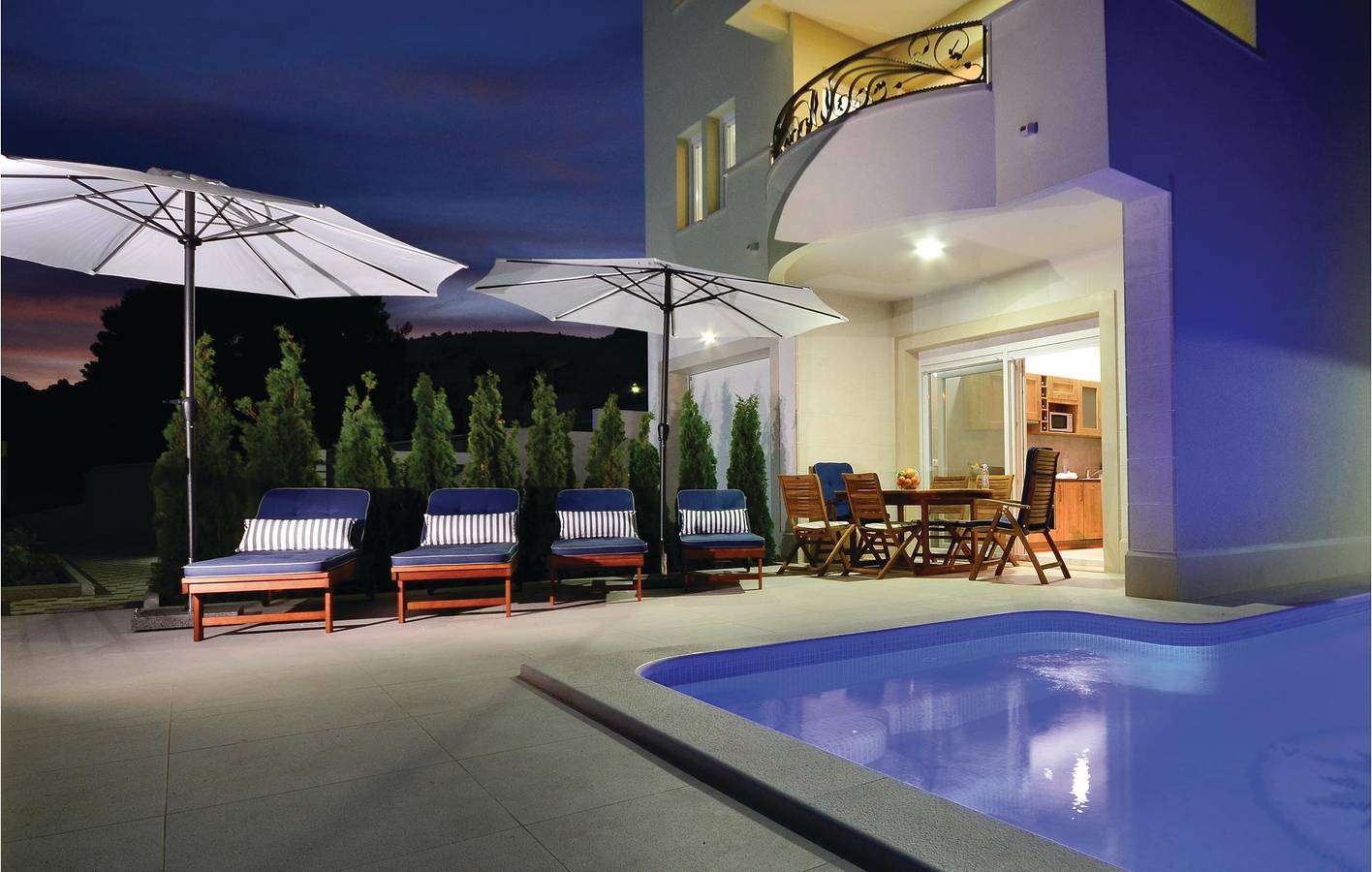 Gemütliche Ferienwohnung mit Pool, Terrasse und WLAN in der Nähe der Küste von Makarska in Veliko Brdo, Makarska