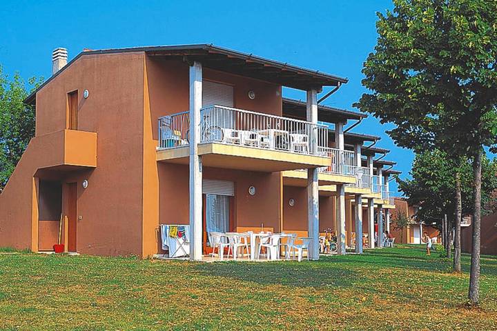 Ferienwohnung für 4 Personen, mit Balkon/Terrasse und Kinderpool sowie Terrasse und Pool in Sirmione - 2