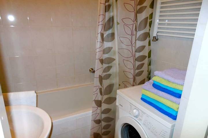 Ganze Wohnung, Familienhaus mit 2 Schlafzimmern, Klimaanlage, Kabelfernsehen, WLAN, U-Bahn in Wien, Donau Niederösterreich