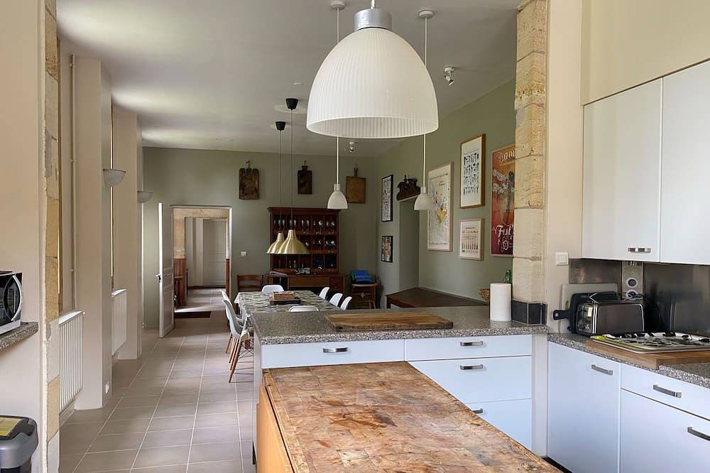 Granja grande de piedra/terraza/piscina privada climatizada/5 baños in Coutras, Región de Libourne