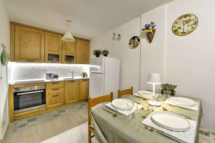 Entire apartment, Apartment 'Wanda' with Mountain View, Wi-Fi, and Balcony in Chez Borgné, Comune di La Salle