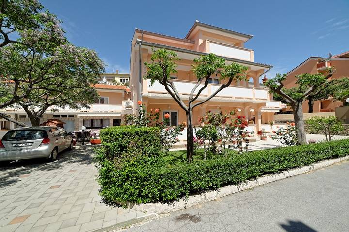 Entire apartment, Ferienwohnung in Palit mit Balkon, Klimaanlage, W-Lan, Spülmaschine (820-8) in Palit (Kvarn Bay), Rab