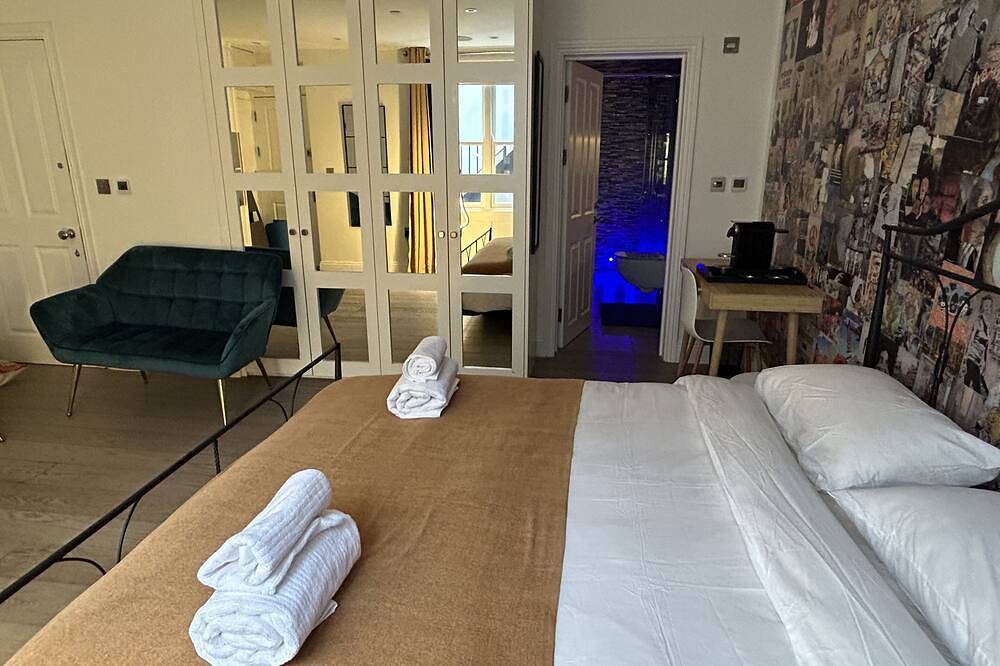 Pop Art Luxury Room Marylebone, your home in London in London, South East England
