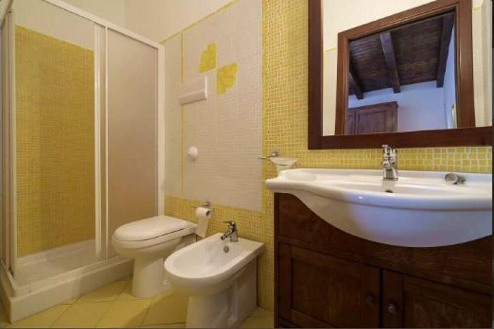 **** Rumah Saya ****   Balinese house by the sea in Campofelice di Roccella, Provincia de Palermo