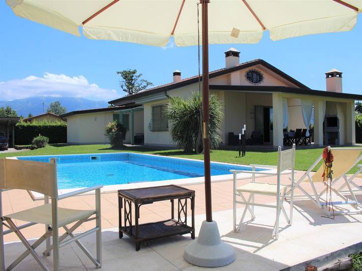 Agriturismo per 7 persone, con Terrazza e Giardino nonché Piscina a Massa