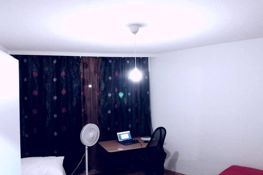 Appartamento intero, Large room, 2 beds, sleeps up to 4 guests Spacious room, 2 beds, up to 4 guests in Carouge, Lago Lemano
