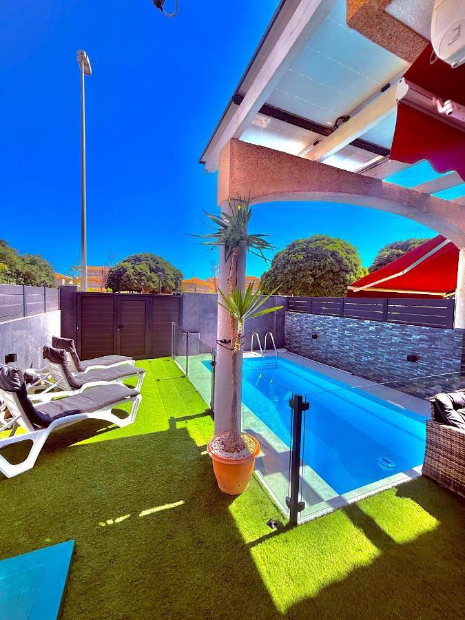 Ferienhaus für 11 Personen, mit Pool und Ausblick sowie Garten