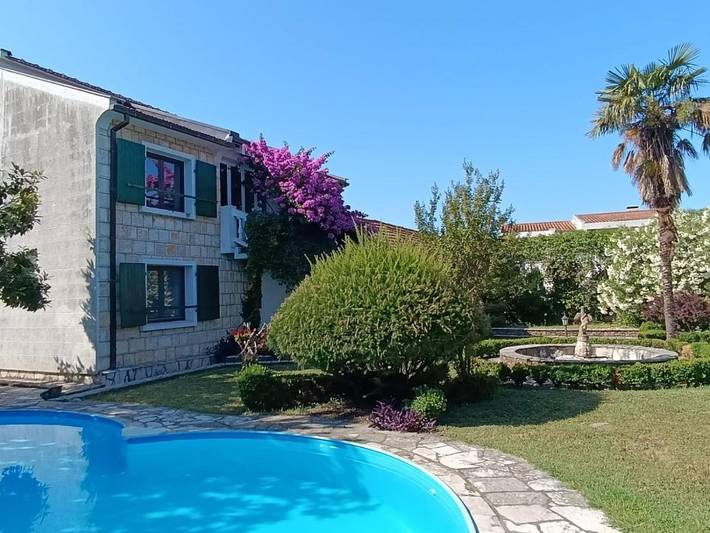 Location de vacances pour 3 personnes, avec Balcon et Jacuzzi ainsi que Terrasse et Jardin dans Bar