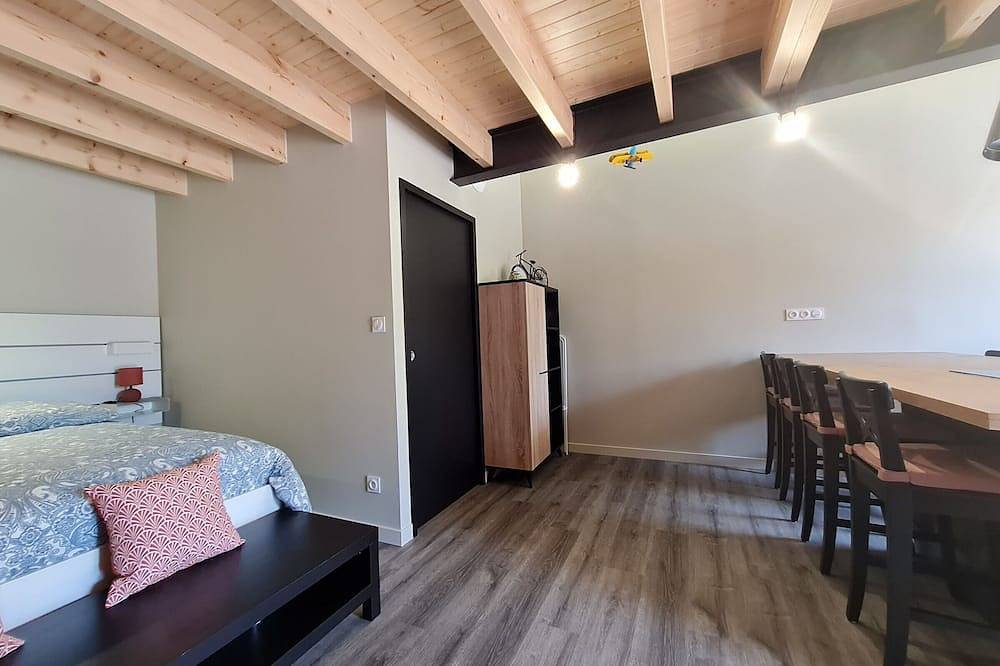 Charmant studio rénové avec mezzanine, cour privative et parking à Rochetrejoux in Rochetrejoux, Vallée de la Loire