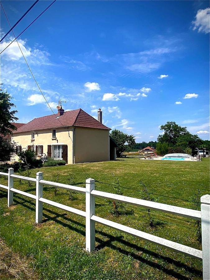 Location de vacances pour 10 personnes, avec terrasse ainsi que piscine et jardin à Paray-le-Frésil - 3