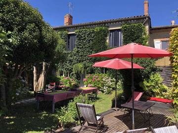 Gîte pour 13 personnes, avec terrasse et jardin à Cadours