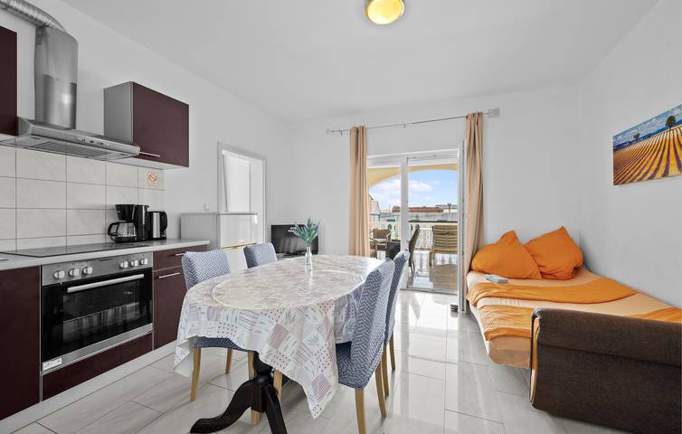 Ganze Ferienwohnung, Gemütliche Ferienwohnung mit Terrasse, WLAN und Parkplatz, 1 km vom Strand entfernt in Vodice, Šibenik-Knin
