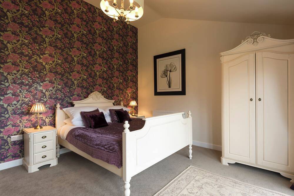 6 bedroom accommodation in Wimborne in Dorset