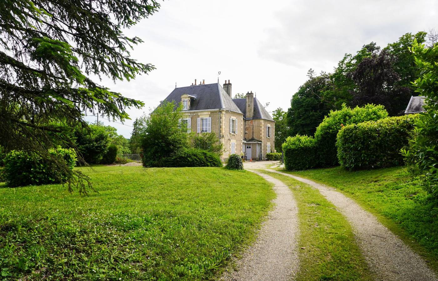 Chambres d'hôtes Domaine Le Fournay - Chambre Les Marronniers in Jouet-sur-l'Aubois, Saint-Amand-Montrond