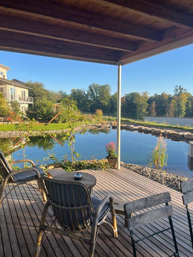 Ferienwohnung für 2 Personen, mit Pool und Ausblick sowie Seeblick und Garten