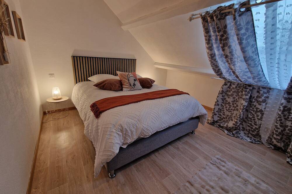 Entire apartment, Quiet 8-person Logis 300 m walk from the karting circuit in Vesoul, Haute-Saône