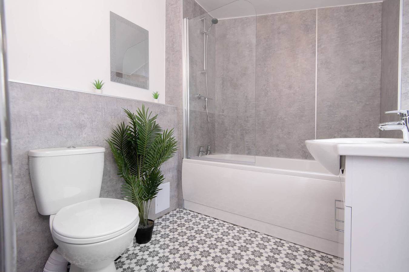 Modern 3 Bedroom Home in Central Rugby w Parking in Warwickshire