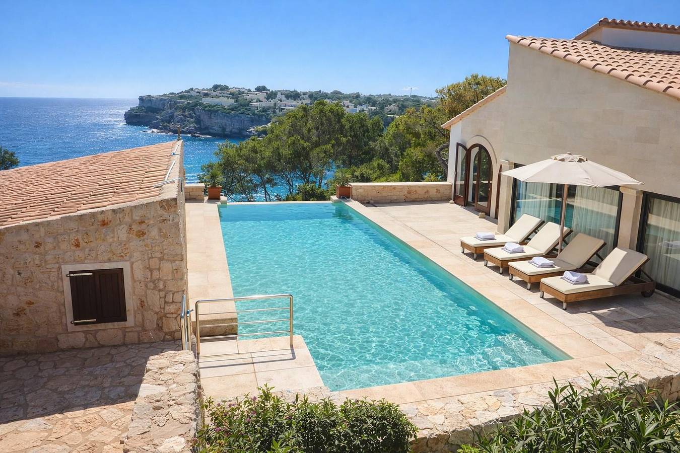 Villa Grand Bleu Descubre el paraíso en la Villa Grand Bleu   Playa a 500 metros Opción Piscina climatizada a 30 grados Vista Espectacular in Cala Santanyí, Santanyí