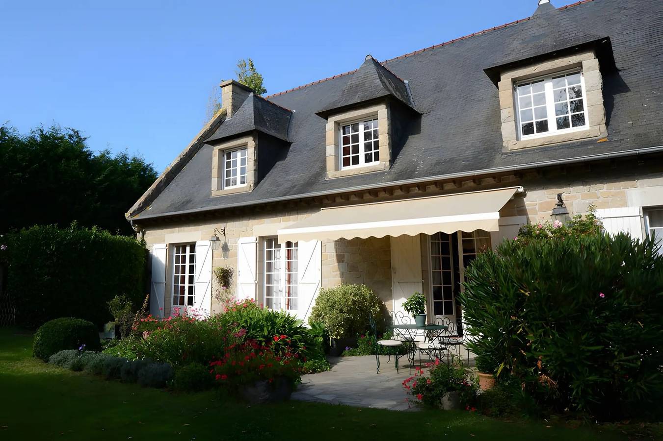 Habitación de huéspedes «Chambre Fleurie» con jardín compartido y Wi-Fi in Paramé, Saint-Malo