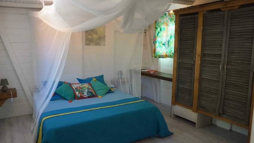 Location de vacances pour 2 personnes, avec terrasse ainsi que piscine et jardin dans Marie-Galante