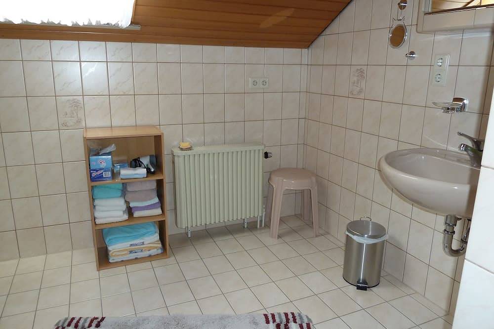 Ganze Wohnung, Gemütliche Ferienwohnung (70qm) mit Parkplatz und Supermarkt vor Ort in Igersheim, Taubertal