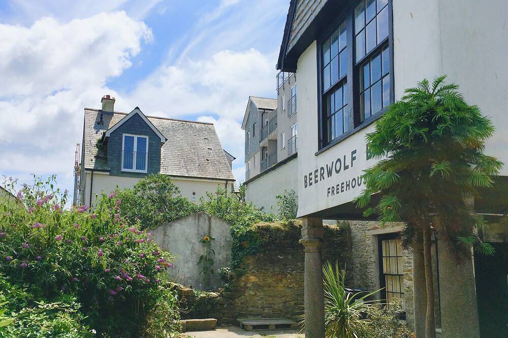 Entire apartment, 'Bells Chapel' - Private Parking - A Hidden Gem! in Falmouth (Cornwall), Cornwall