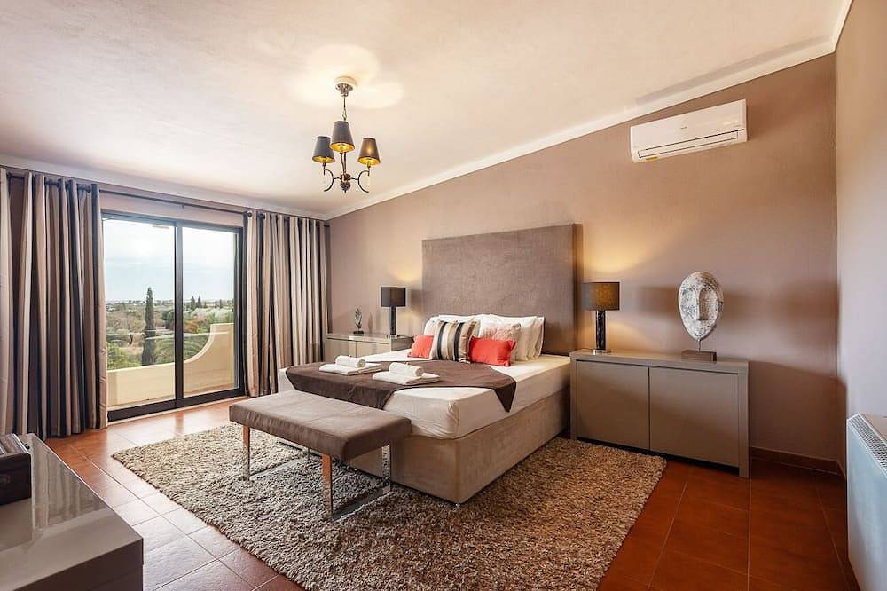 Luxury 3-Bedroom Countryside Villa with Pool, Quelfes in Moncarapacho, Parque Natural da Ria Formosa