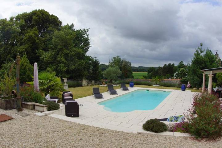 Location de vacances pour 4 personnes, avec Terrasse et Jardin ainsi que Piscine et Vue à Neuillé-le-Lierre