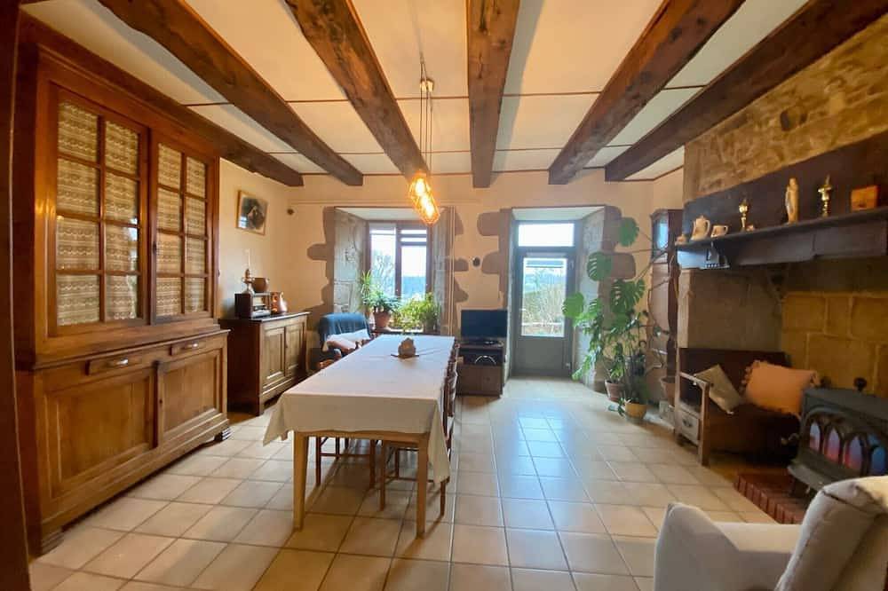 Appartement entier, Location vacances dans ferme authentique auvergnate, Cantal, La Maison de Marie in Junhac, Région d'Aurillac
