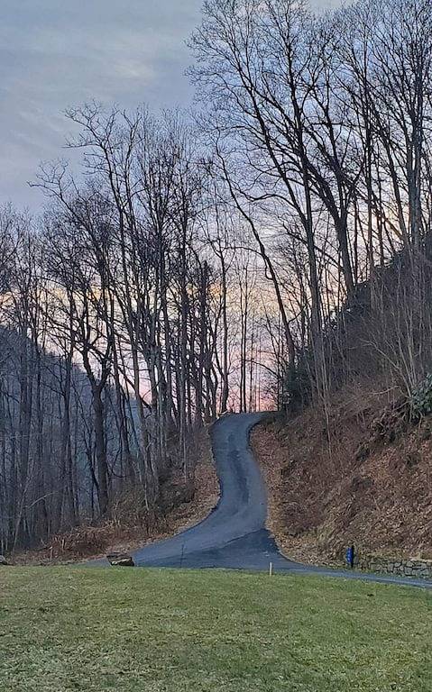 Halfback Ridge -Hot Tub-Magnificent Views-Motorcycle & Pet-Friendly-Fenced Yard\n in Blue Ridge Parkway, Maggie Valley