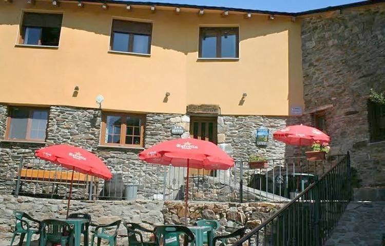 Casa de huéspuedes para 3 personas, con vistas además de terraza y jardín en Palacios del Sil