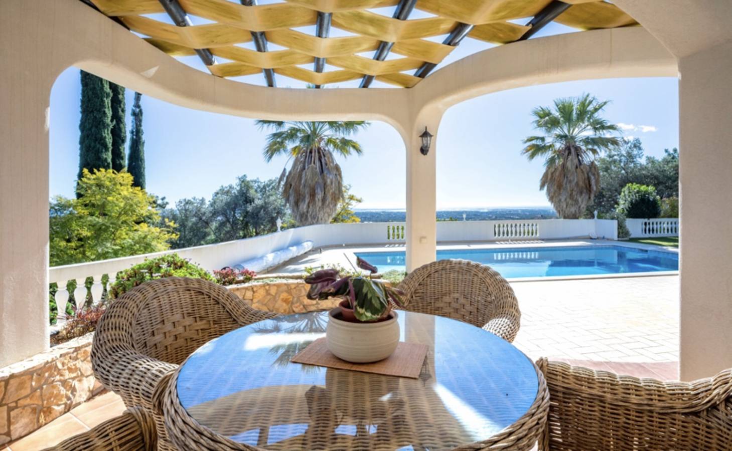 Beautiful 3-Bed Villa in Faro Spool & Seaview  in São Pedro, Faro