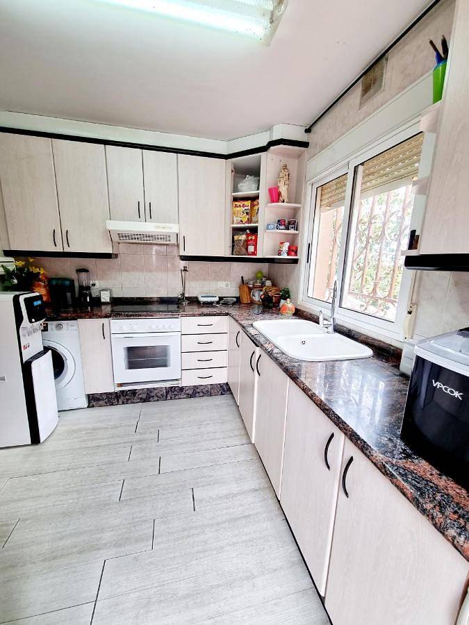 Location de vacances pour 5 personnes, avec terrasse ainsi que vue et piscine, animaux acceptés à Chiva - 4