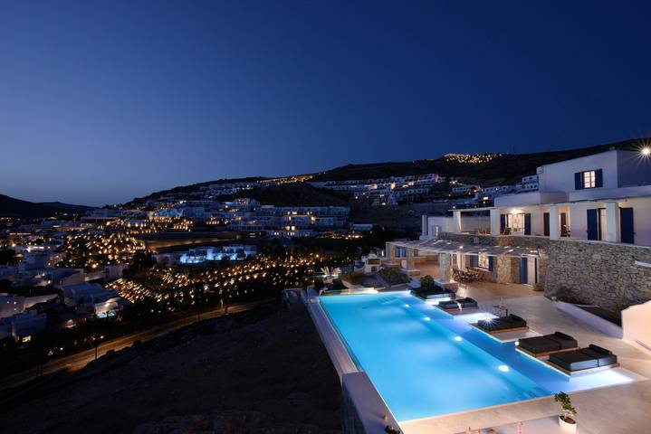 Villa for 19 people, with yard in Mykonos