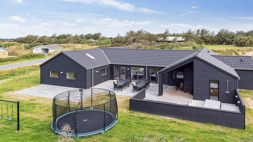 Ferieudlejning for 21 personer, med pool og sauna samt jacuzzi, husdyr tilladt i Nr. Lyngby