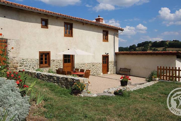 Gîte pour 6 personnes, avec jardin à Virigneux