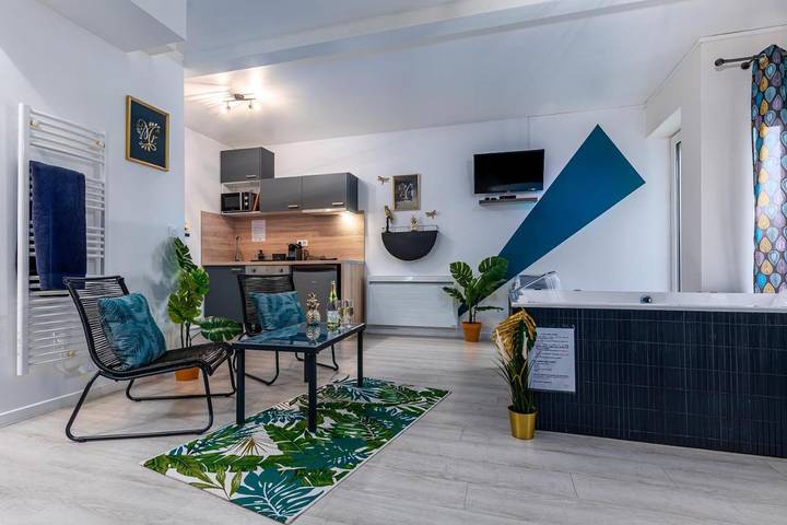Location de vacances pour 2 personnes, avec Balcon ainsi que Jacuzzi et Vue à Chalifert