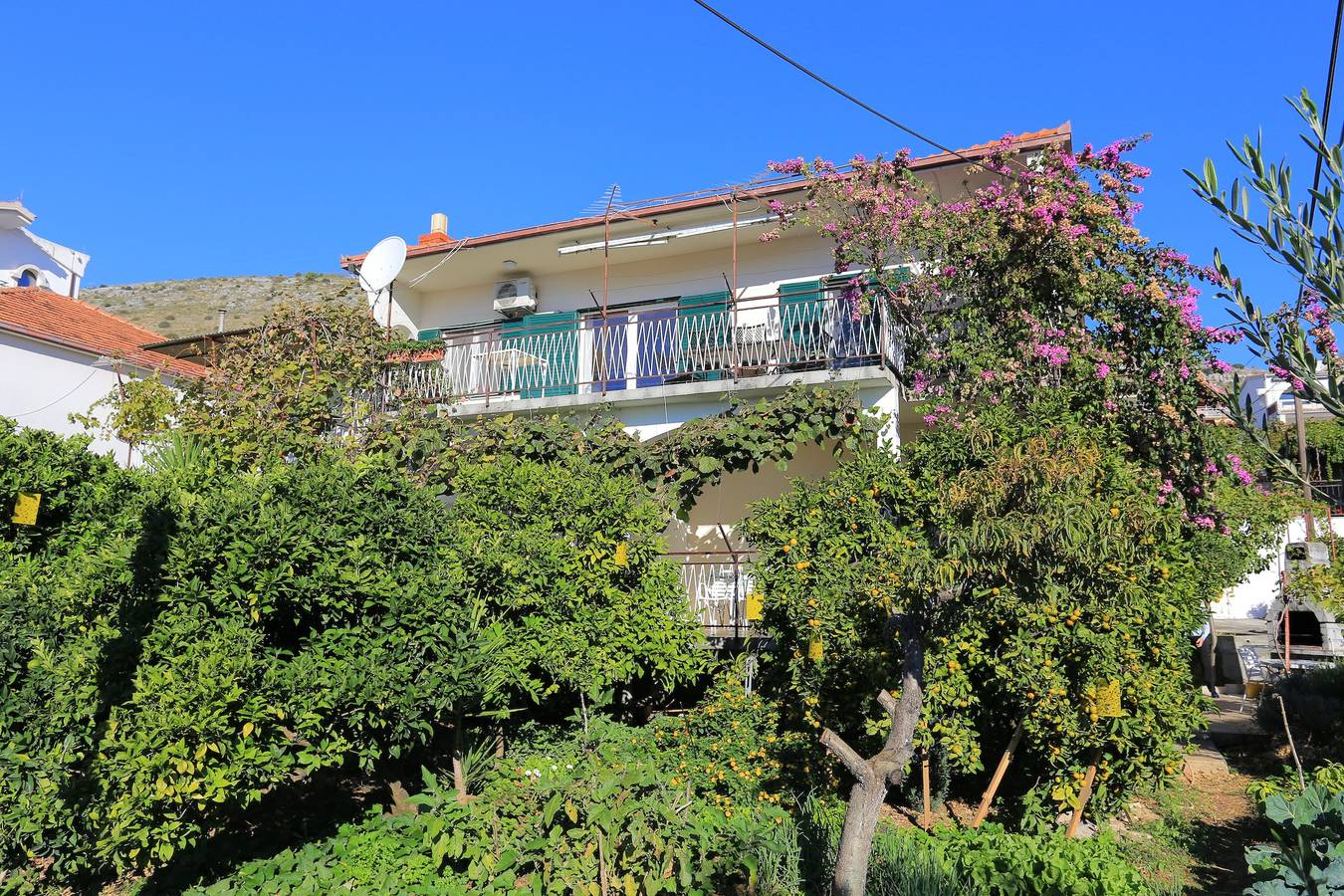 Ganze Wohnung, 2-Zimmer-Ferienwohnung mit Terrasse und Meerblick Seget Donji, Trogir A-2029-b in Trogir, Split-Dalmatien