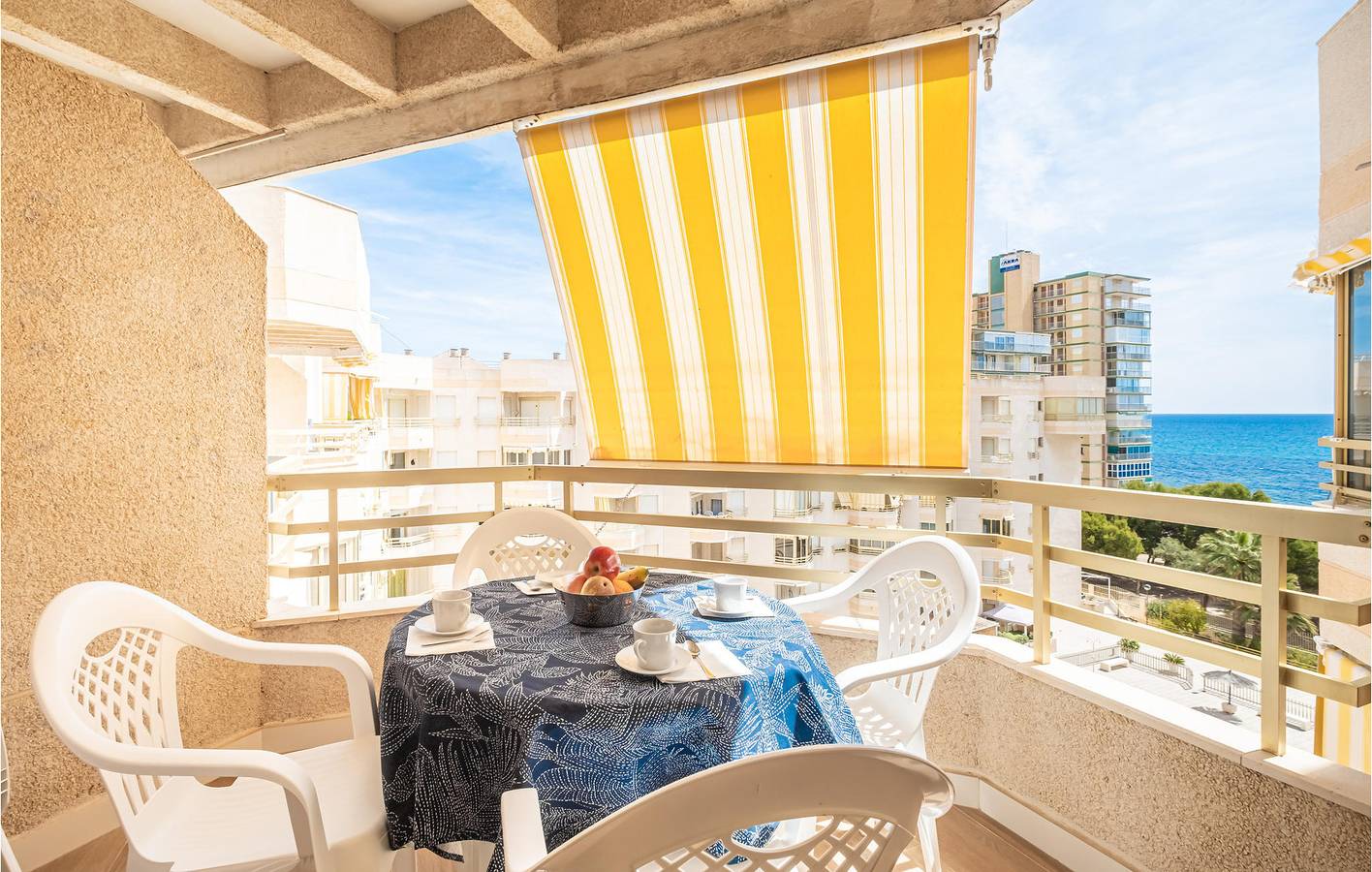 Geheel vakantieappartement, Appartement met zeezicht, zwembad en terras in El Campello, Costa Blanca