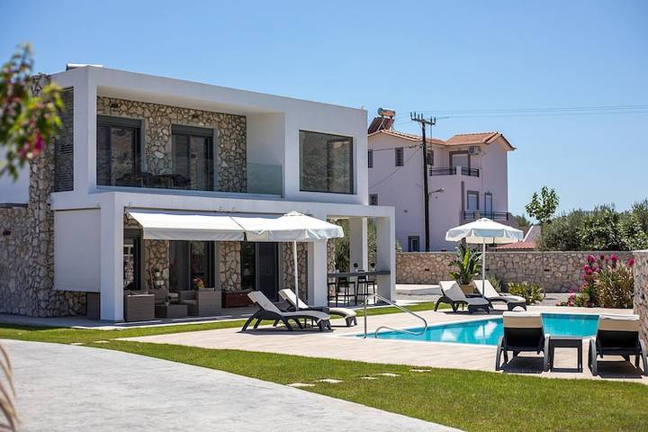Villa voor 8 personen, met zwembad en balkon, kindvriendelijk op Rhodos