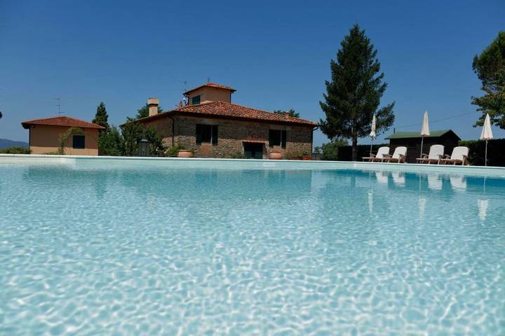 Ferienhaus für 2 Personen, mit Terrasse und Garten sowie Pool und Ausblick in San Donato Fronzano