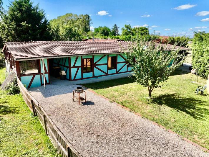 Maison de campagne pour 48 personnes, avec sauna et vue ainsi que jardin et piscine, animaux acceptés à Montpont-en-Bresse