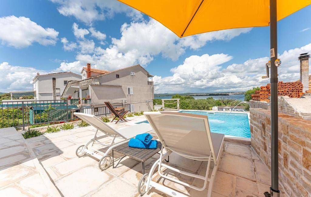 Ferienhaus "Haus 51" direkt am Strand in Ugrinici, Tkon
