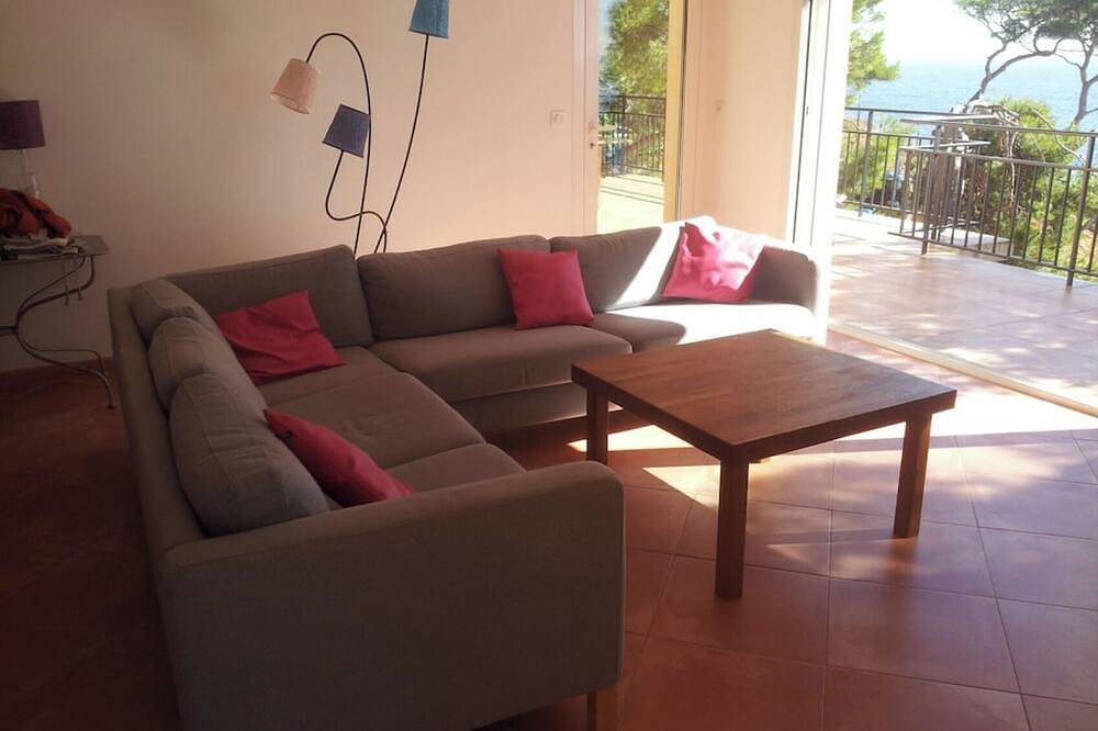 Waterfront, sleeps 8, direct access to the sea in 1 min. in Ensuès-la-Redonne, Mediterranean Coast (France)