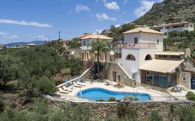 Gîte pour 4 personnes, avec jardin ainsi que vue et piscine dans Stoupa