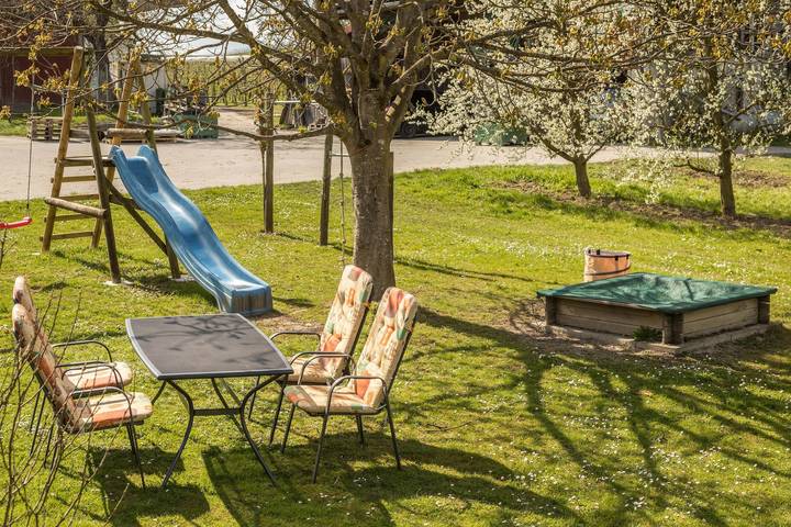 Ganze Wohnung, Gemütliche Ferienwohnung "Dachsberg Maisonette" mit Gemeinschaftsgarten und WLAN in Bermatingen, Region Bodensee-Oberschwaben