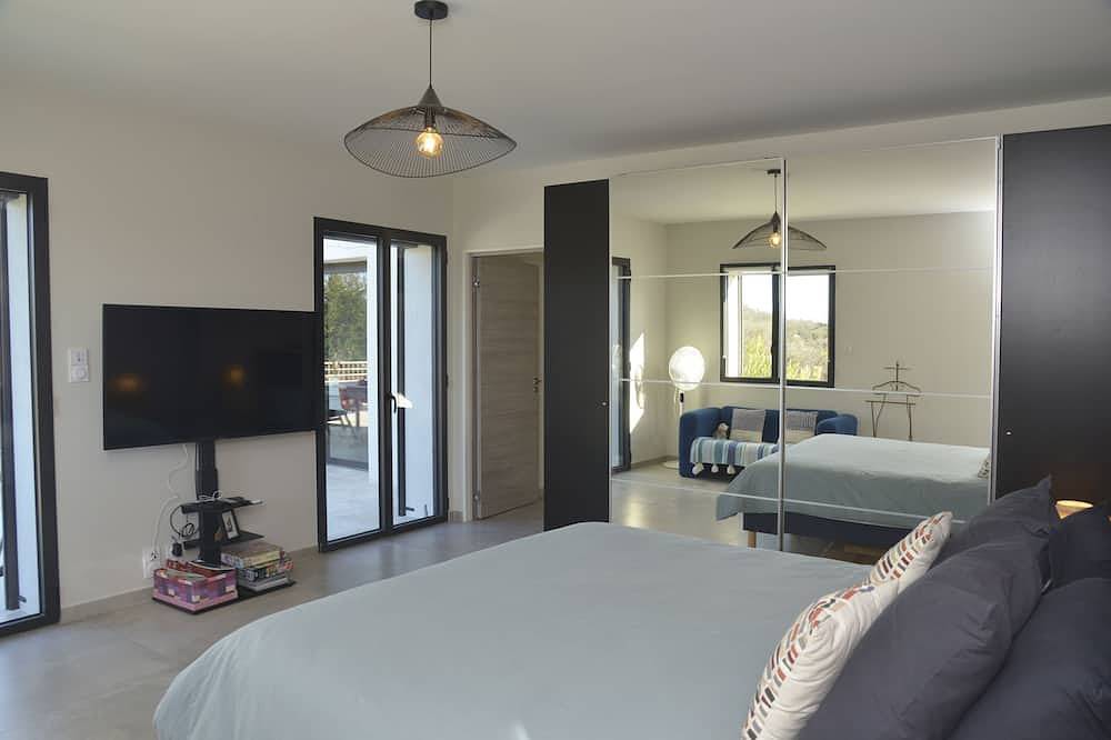 Beautiful house with heated infinity pool overlooking Barjac in Barjac, Alès region