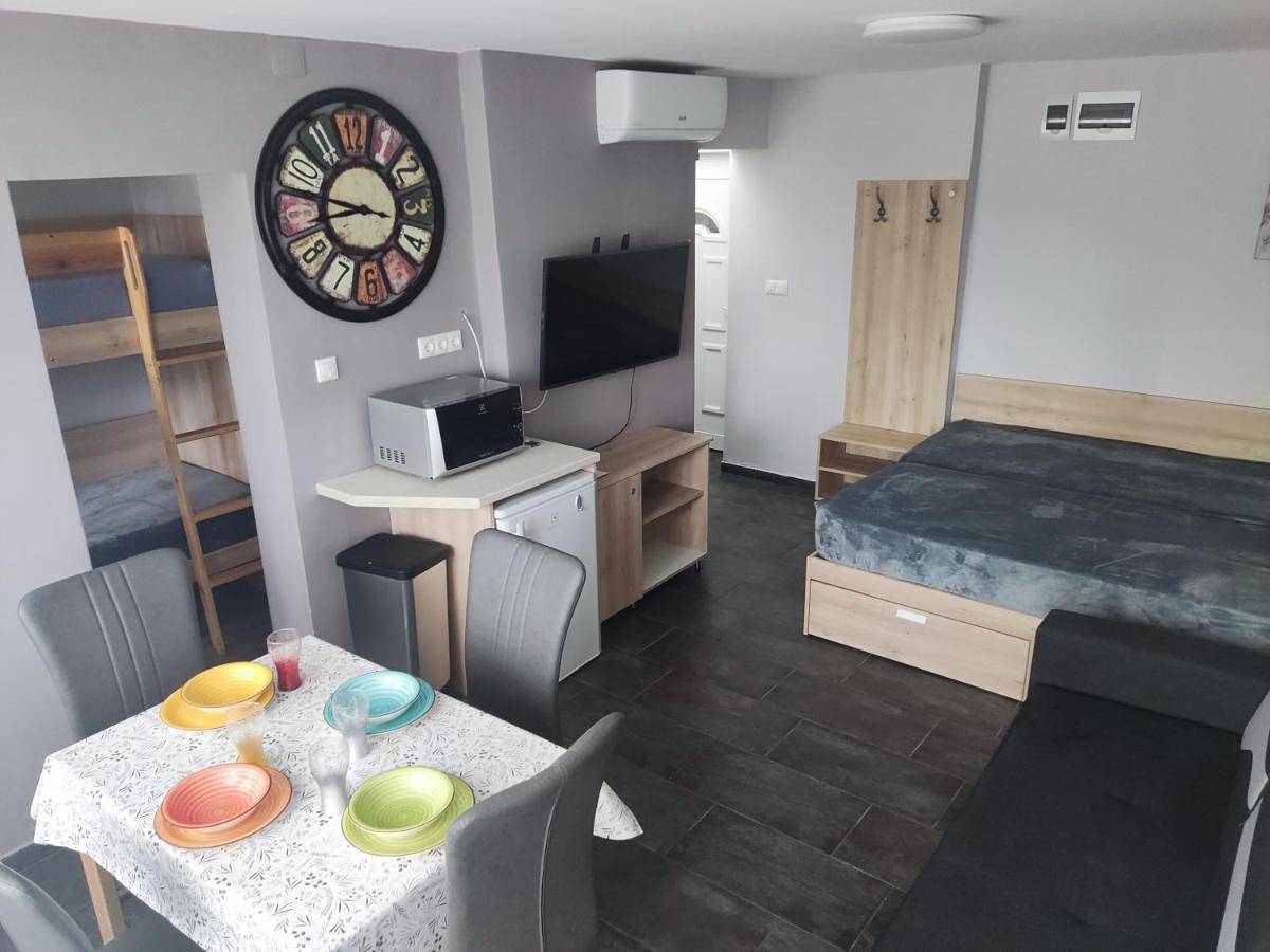 Ganze Wohnung, Vízparti gyermekbarát teljesen felújított Apartman, őrzött, saját strand, parkoló, étterem in Balatonfenyves, Plattensee Südufer